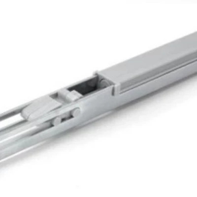 Tiché dovírání ke dveřím UNIVE